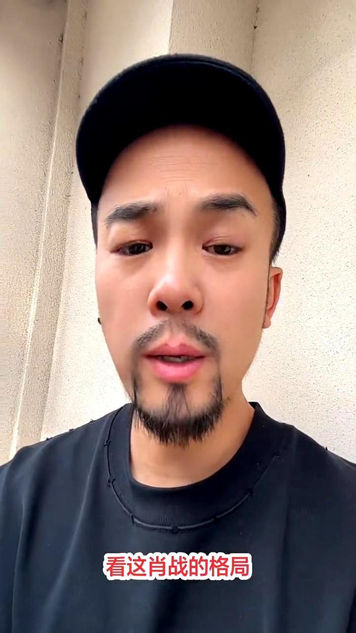 微博King的沙发空着，他站了四小时。他的名牌被工作人员从第二排的三人沙发