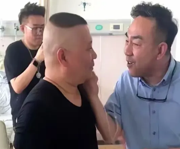 一次，杨少华生病，郭德纲前去看望，可在一旁的杨议吃完西瓜后，竟然直接用手拍打郭德
