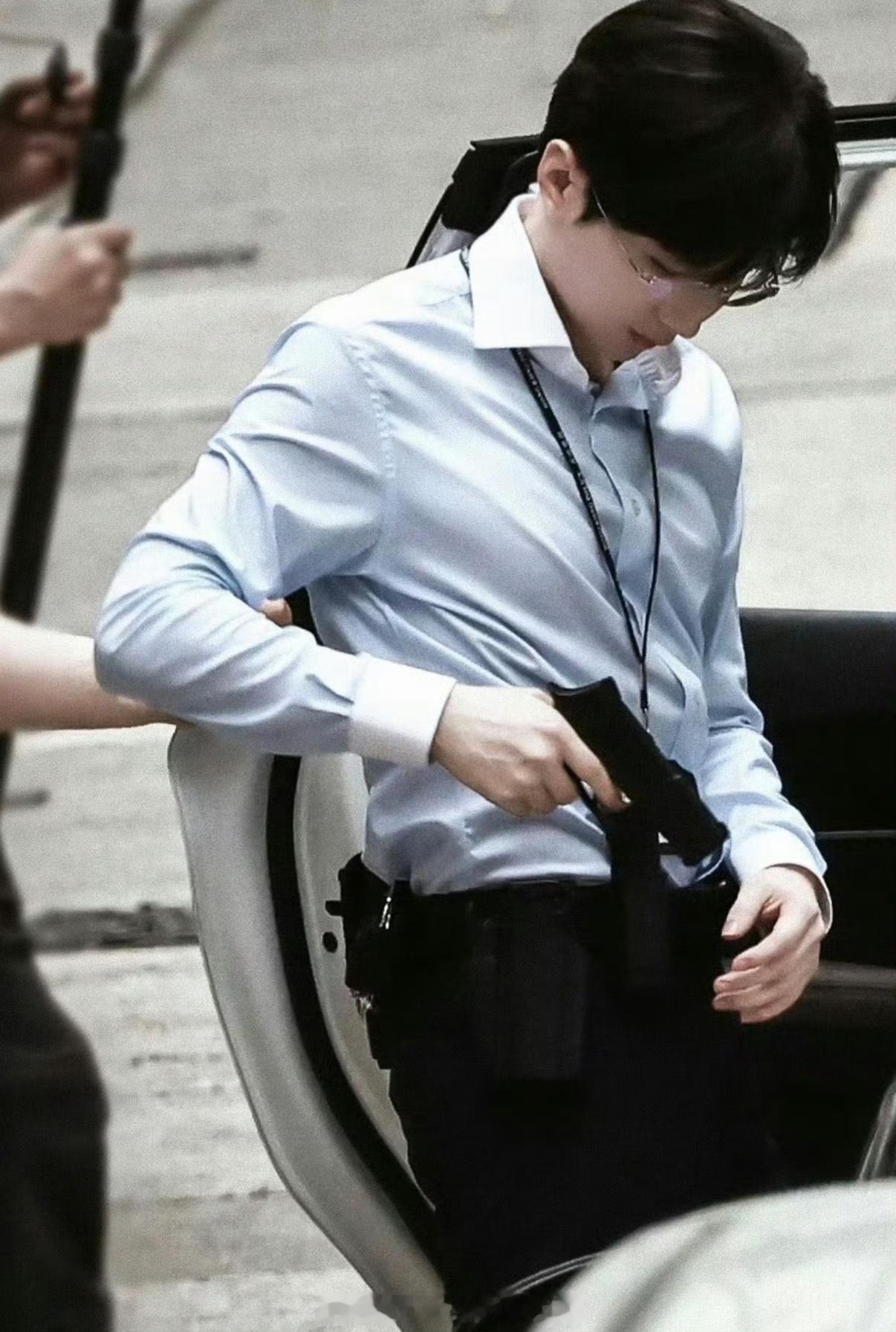 你说绝不绝，昨晚两点多的睡的，10点成毅要官宣，这个点我自然醒~