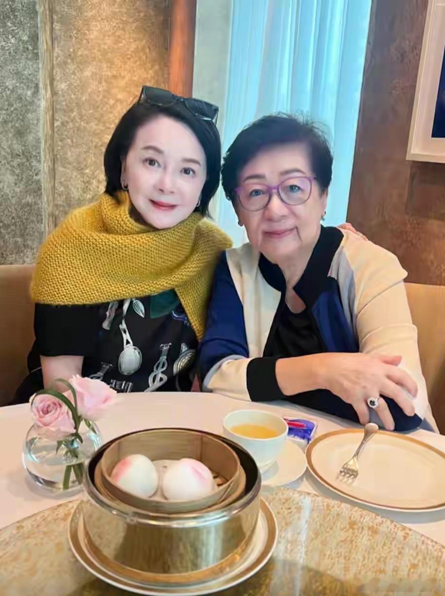 梁朝伟86岁母亲近照曝光，手戴巨钻满头黑发，为友人庆生还送礼物！