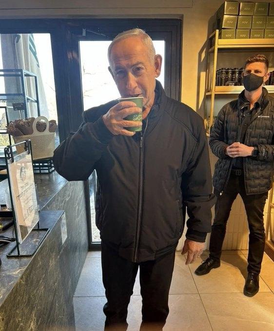 这是我这辈子见过的最清晰的AI视频。看看这黑板，连字母都不是真的！这些字母是真