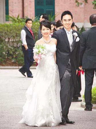 2009年11月，郑志刚迎娶小2岁的余雅颎为妻，并承诺爱妻子一生一世。长得娇小