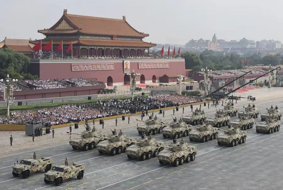 在强大的中国武装面前，美国主流媒体也不得不玩“掩耳盗铃”。瞧美联社这小心思，对美国人展示中国阅兵时，