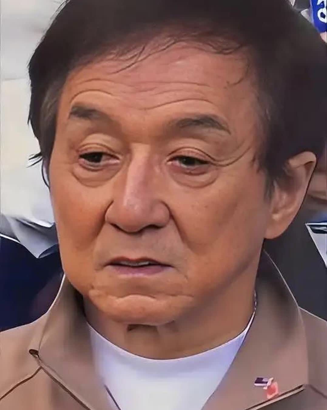 现在的成龙，恐怕是深深体会到了人生的苦涩。他都71岁了，对着镜头毫不避讳地说，这