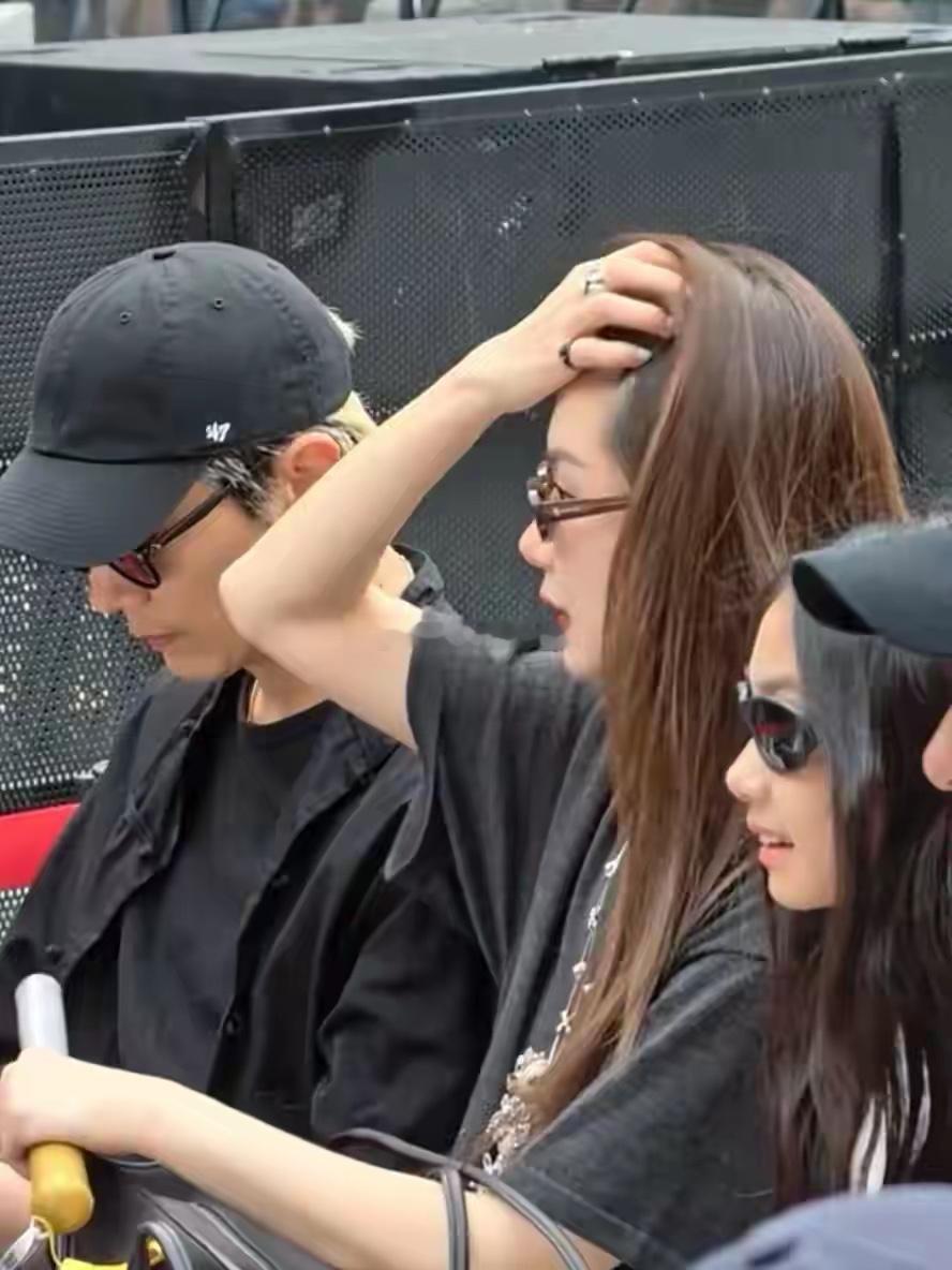 戚薇李承铉带女儿看蔡依林演唱会，11岁lucky好漂亮，快有妈妈高6月14日，有