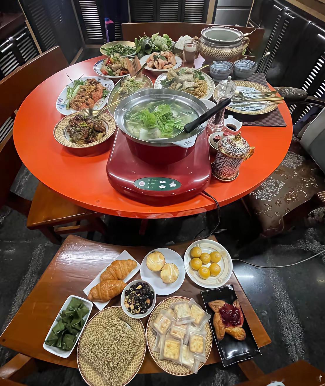 大城府普泰沙旺寺案件继续发酵。网友翻出今年泼水节旧照，发现后来卷入案件的亲密女香