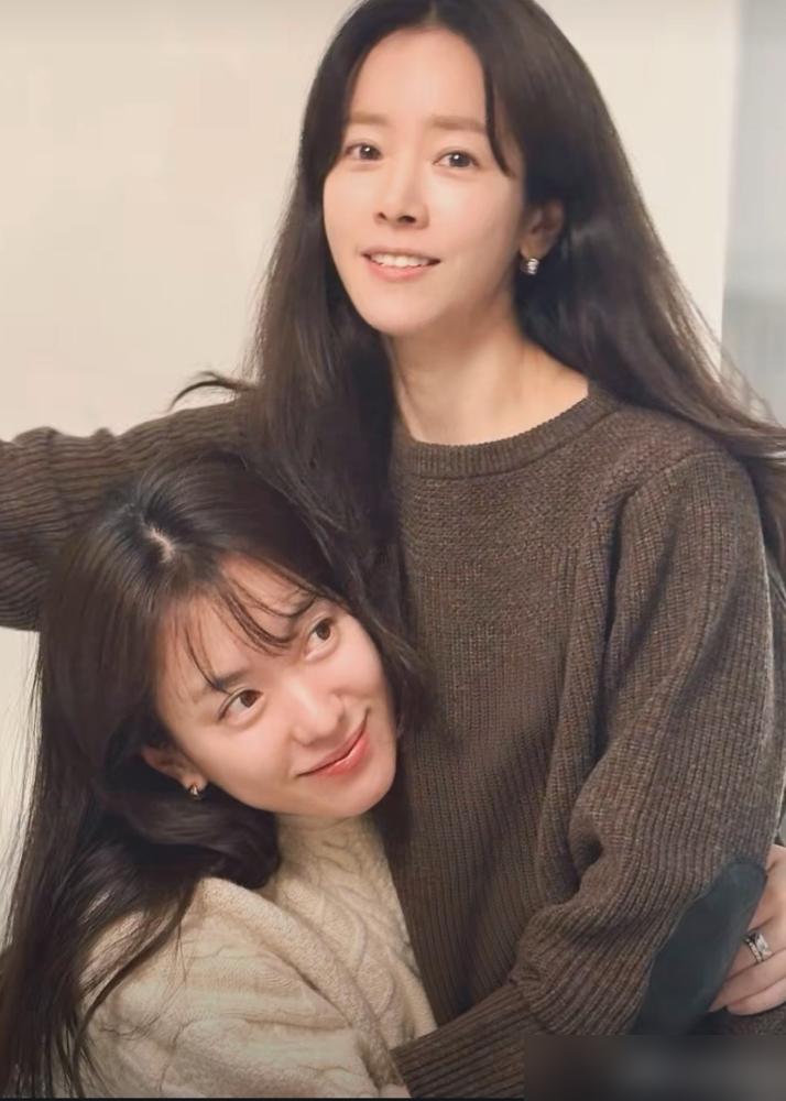 泼天的政坛流量砸在头顶，别人忙着开直播圈钱，秋瓷炫却穿着睡裤窝在沙发里，端起酒杯