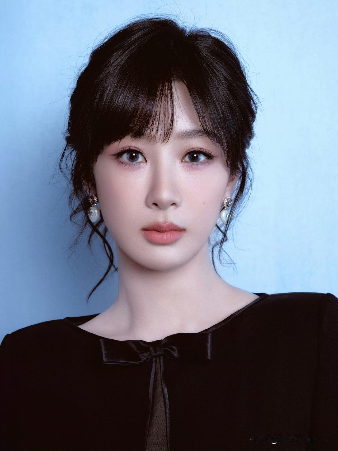 杨紫的“华伦千金”风：甜酷撞出高级感杨紫这套造型把“贵气甜妹”焊在了审美点