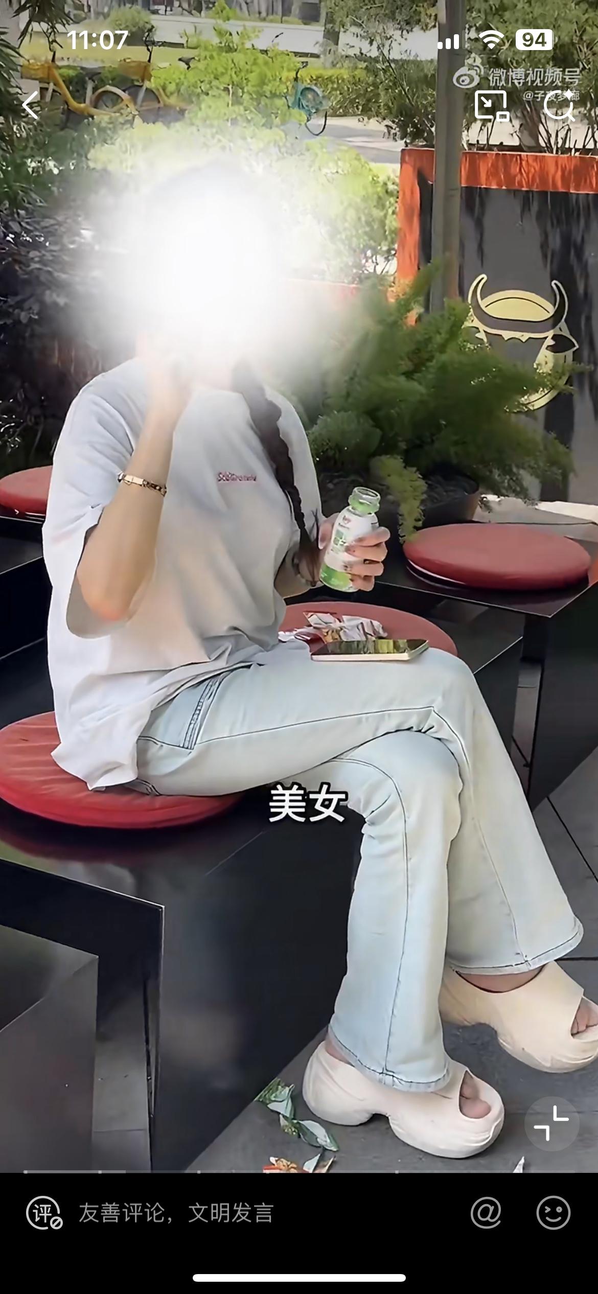 成都一长相身材姣好的白嫖女每天准时打卡一家和牛自助火锅店。店里放的免费零食饮料，