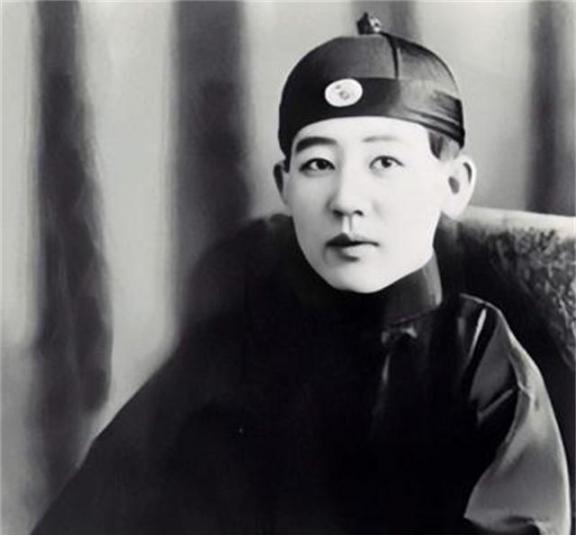 1945年，川岛芳子落入军统手里，可军统手段用尽，她就是没反应。这时，戴笠拿着尺
