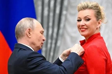 普京在扎哈罗娃50岁生日的时候，为其颁发四级“祖国功勋”勋章，这算是俄罗斯很高的