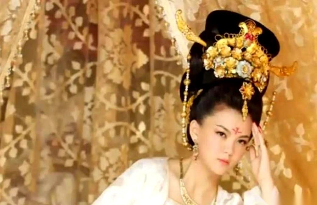 别惹太平公主。公元698年，长安城，公主府。四个年轻力壮的男人，被抬着从她的偏