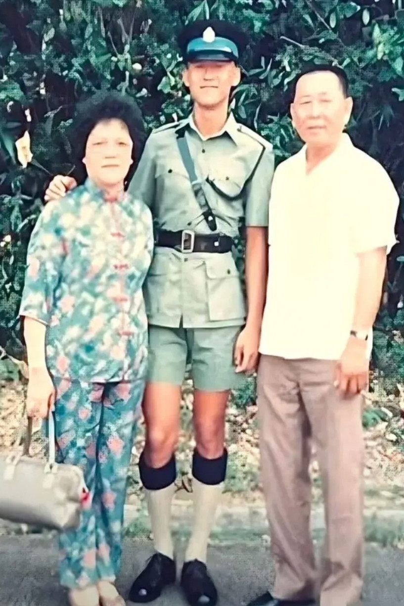 眼前这位穿着警服的男生，多年后，成为了家喻户晓的香港明星，你知道他是谁吗？友情提