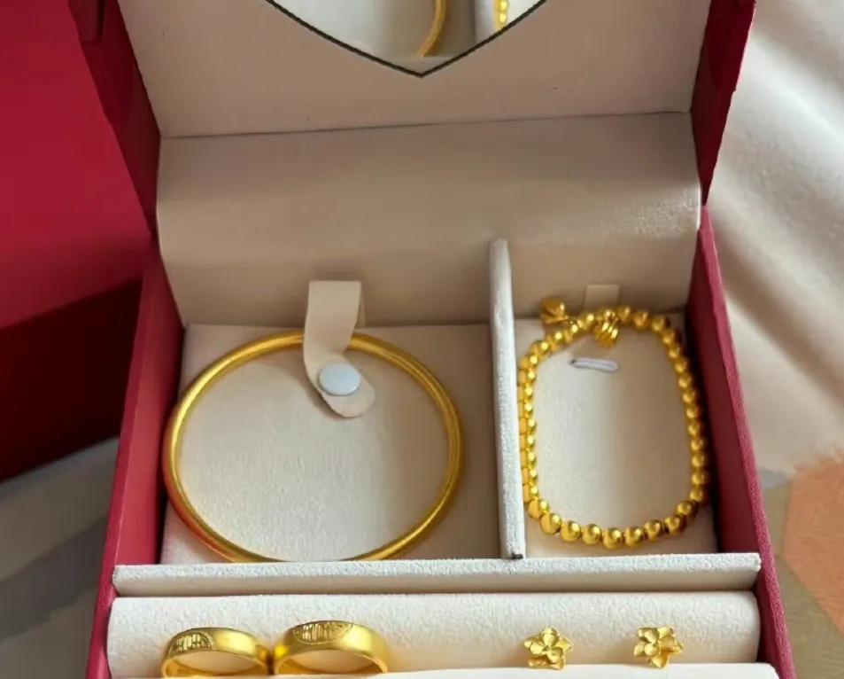 结婚当天发现金手镯被调包成铜的，这种事听着就跟电视剧似的，可它就真实发生了。前两