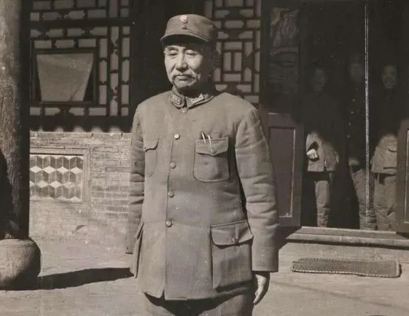 1949年12月，阎锡山等14人，乘坐的飞机，遇寒流无法上升，陈立夫劝阎锡山：“