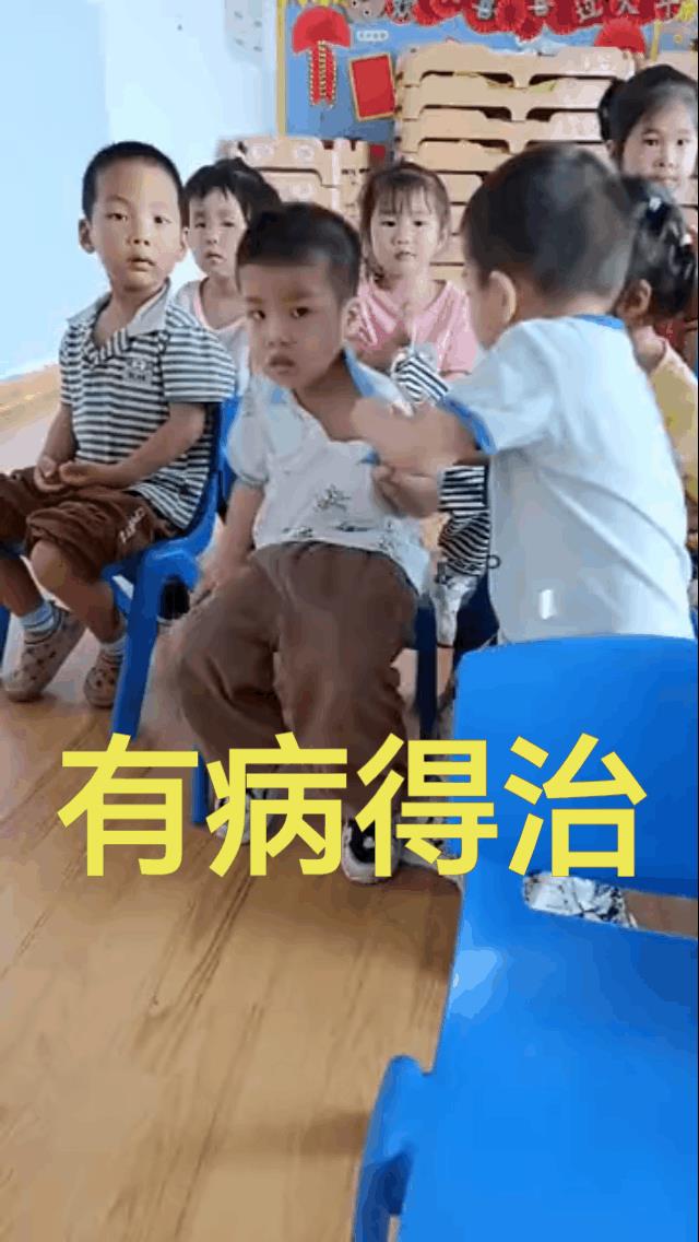 小老大一坐下，立马就有人上来按摩了。这种情况，最好还是引导孩子自己解决问题，等
