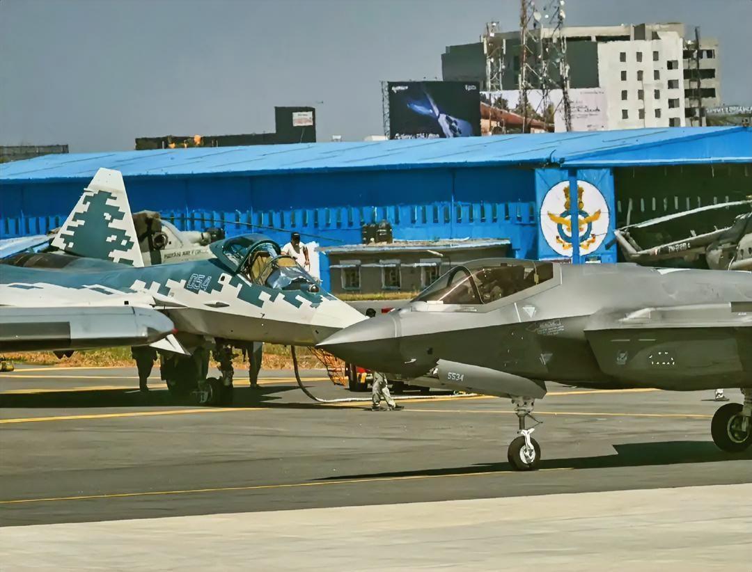 印度太想要5代机了，2025年2月10日–14日，在第15届印度班加罗尔航展上，