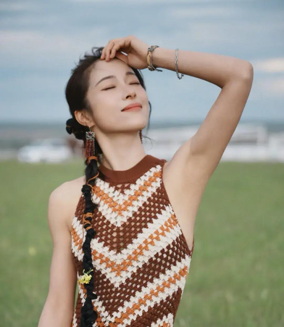 江一燕，这个我们曾经熟悉的名字，如今再一次成为话题焦点。2025年10月30日，