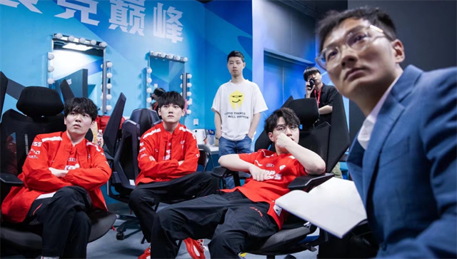 对时空回溯有不满? TES的2位选手下场, 亲自给落败的EDG&ldquo;撒盐&rdquo;