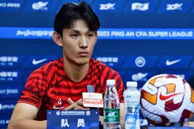 王④是海港第一队长武⑦替补上场，袖标从颜①到了他的手臂。王④接着替补上场，袖标