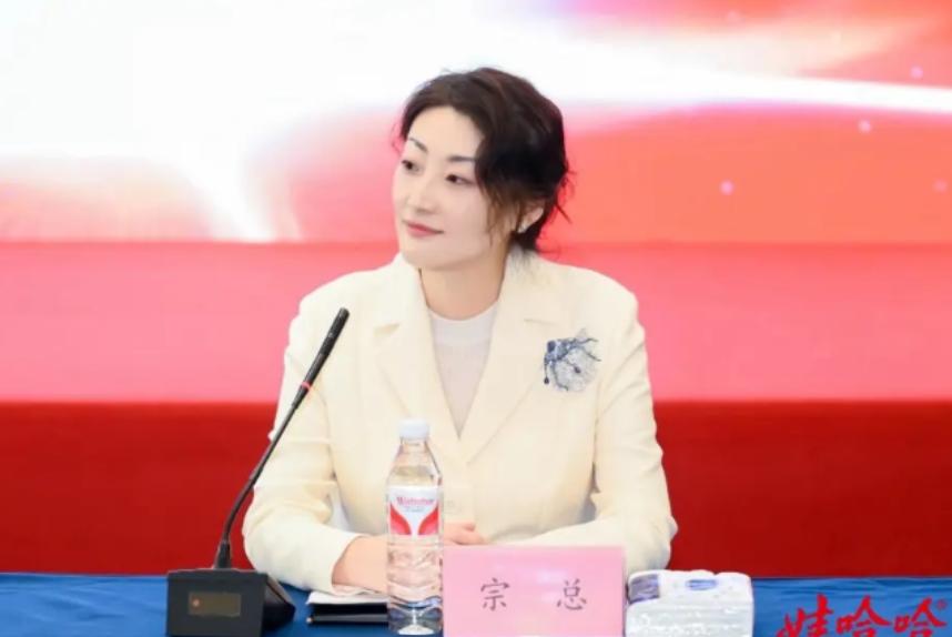 杜建英如今这么尴尬，说穿了就是宗庆后高估了自身在宗馥莉心中的地位了，自认父女情重