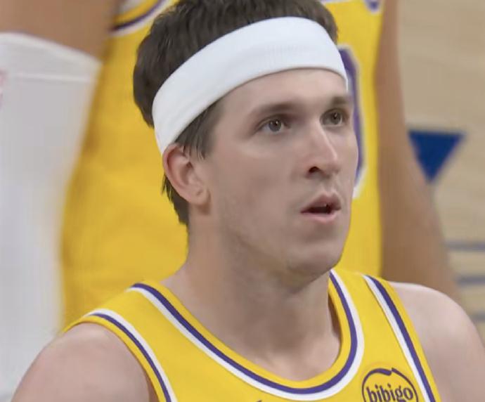 里夫斯太拉胯了！半场8中1，三分球3中0，罚球3中2，只拿得到4分1篮板4助