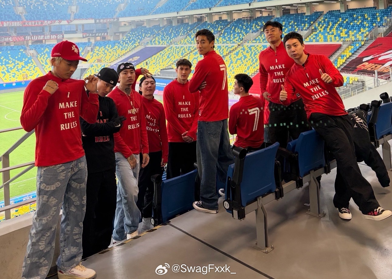 啊？韦世豪晒出和马思唯、Melo合影，不过把AnsrJ给截掉了！而之前AnsrJ