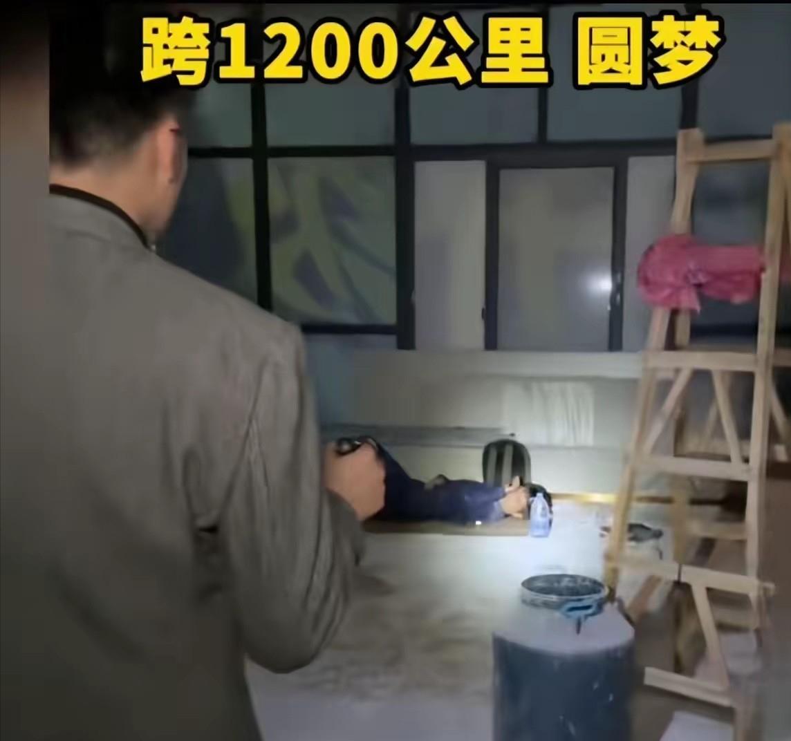 广州，深夜11点，老板正在巡查工地，突然发现一小伙睡在厂房角落里。了解到小伙父母