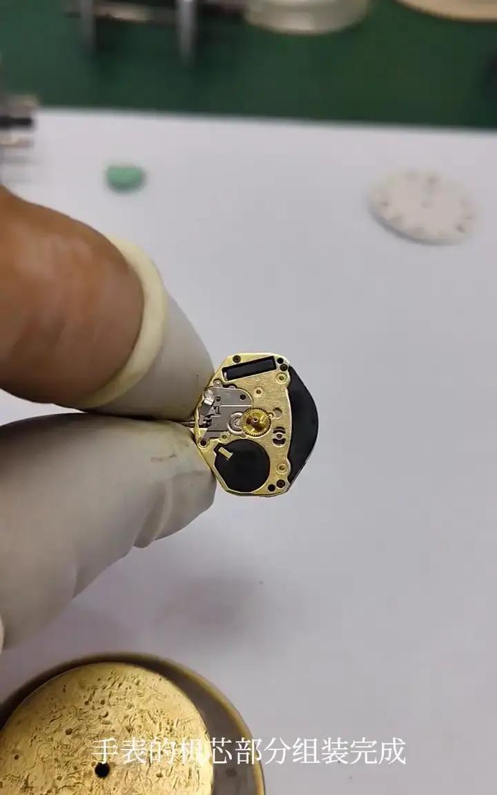 天梭停了，不是没电！表突然跳秒，我差点以为电池没了。师傅拆开后盖，负极片锈