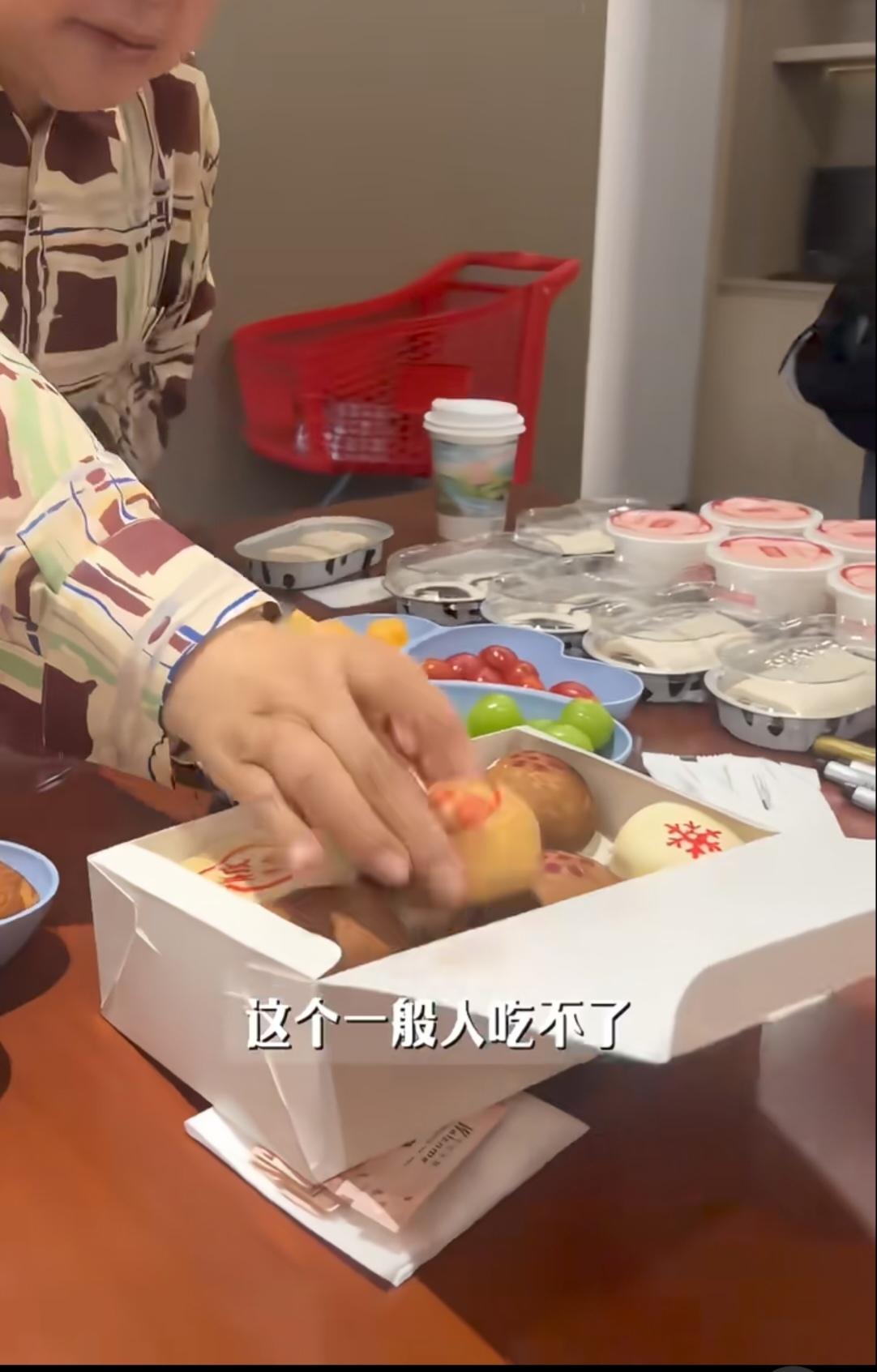 韩红请客吃北京特产点心，边吃边聊，满口京腔，举手投足自带一种江湖流气。
