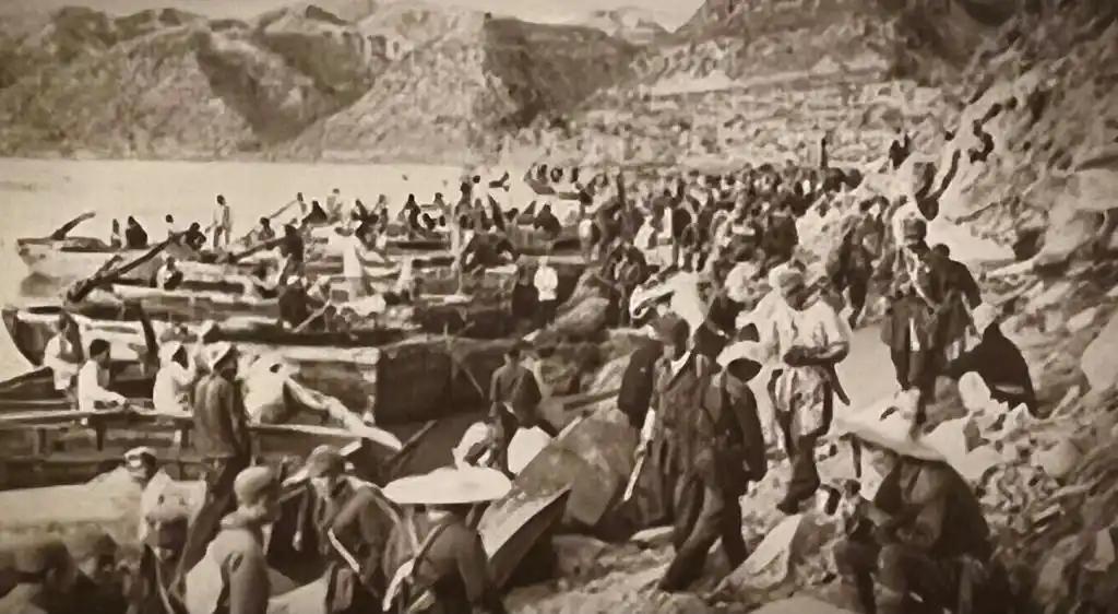 1949年，西北军阀头目马步芳命人将黄河以南的桥梁、船只彻底破坏后，他的下属新编