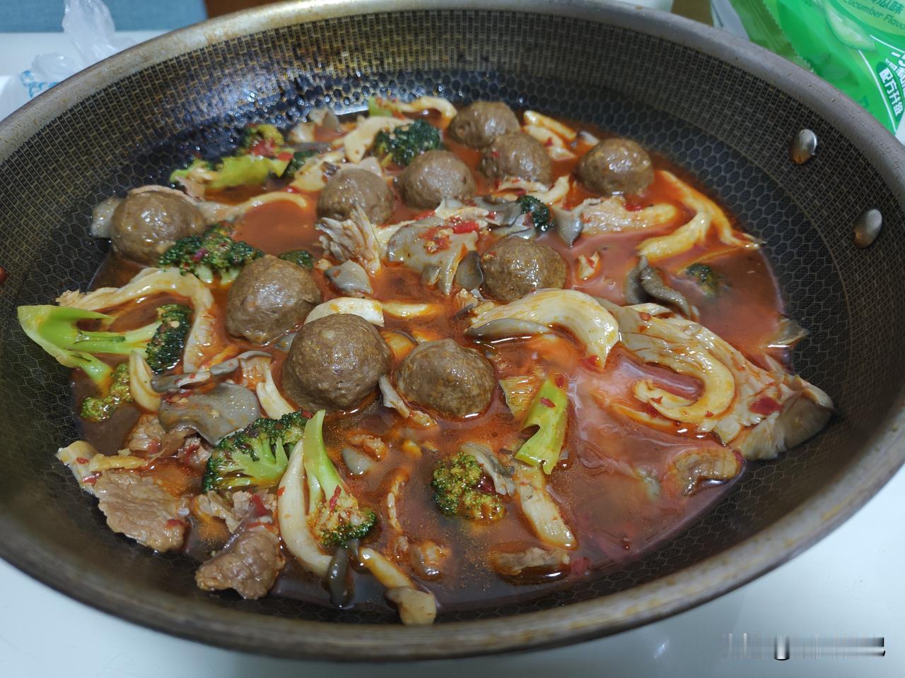 晚餐不知道吃啥，看我的懒人做法今天晚餐是准备做个水煮肉片，因为简单。在我看来