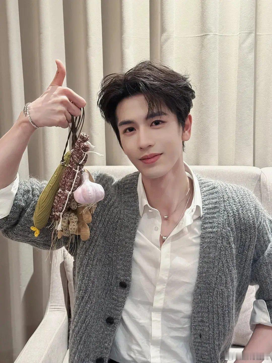 张凌赫还挺聪明的保持这样的表情网友就拍不到褶子