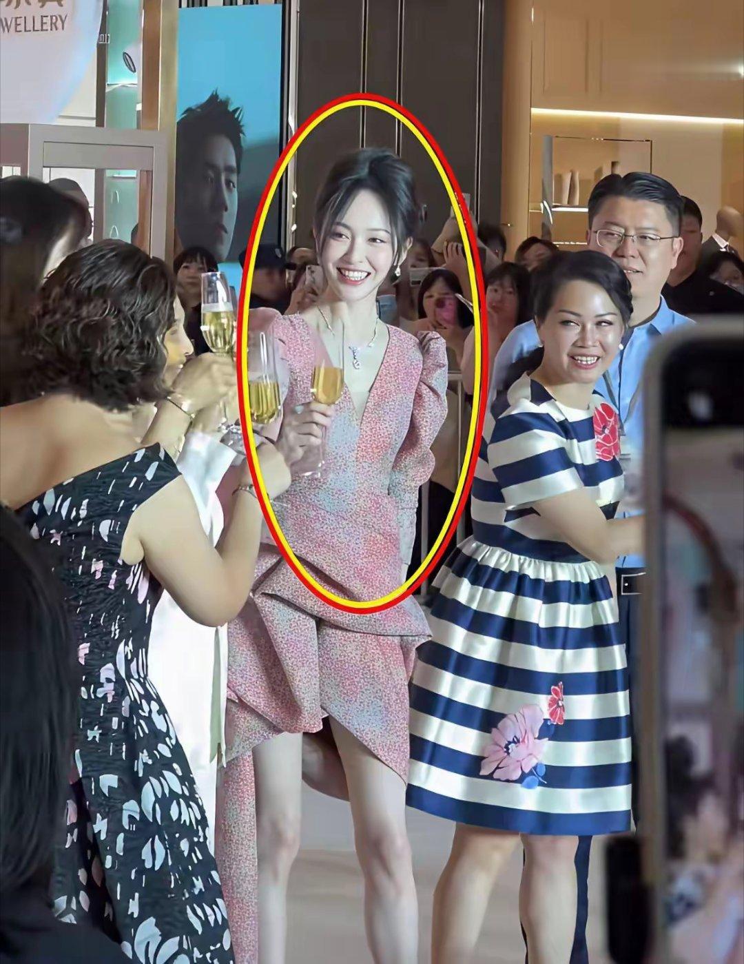 唐嫣，线下气血好足啊​​​