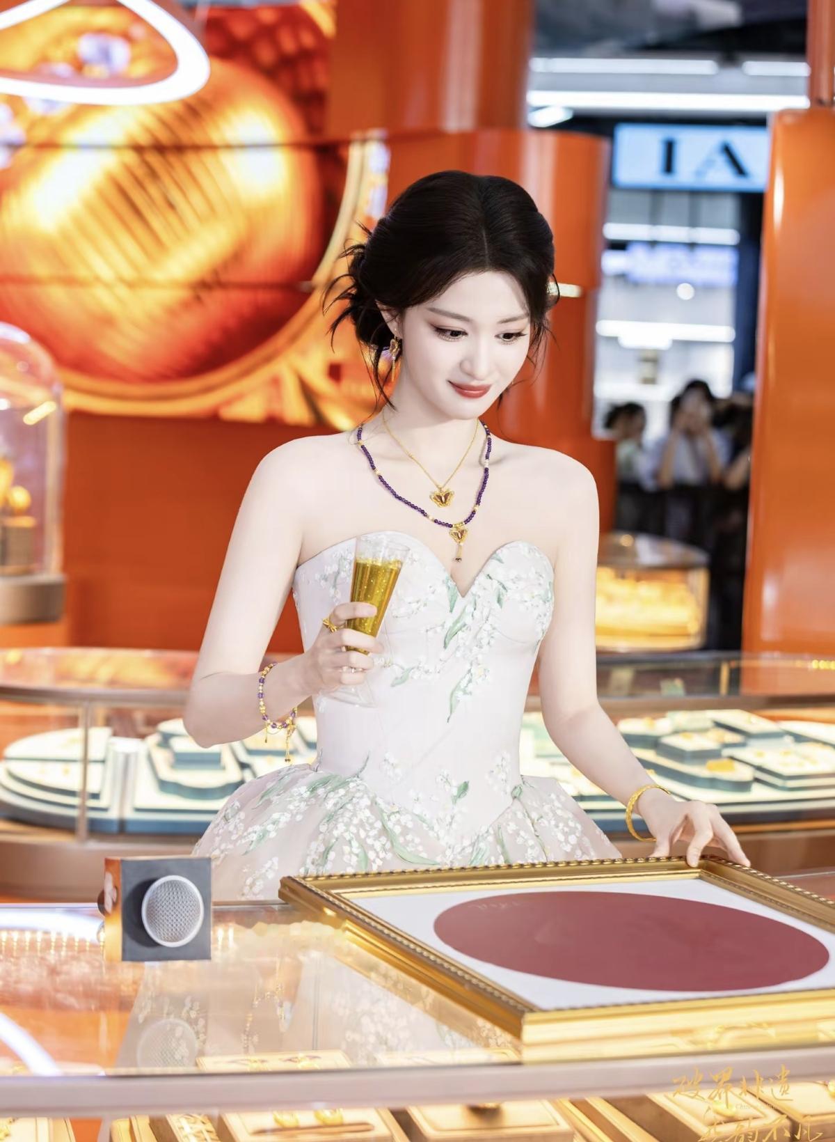 被王楚然的周六福活动造型美晕！淡粉铃兰裙配黄金紫晶，贵气又灵动，完全是人间富贵花