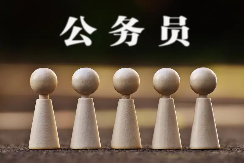 为什么很多人觉得公务员初中生也能干呢？因为绝大多数人能够接触到的公务员，就是办证