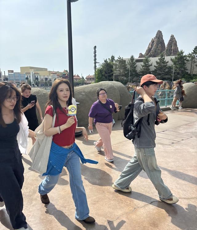 蔡文静在北京环球影城玩，果然真有活力和装嫩区别很大