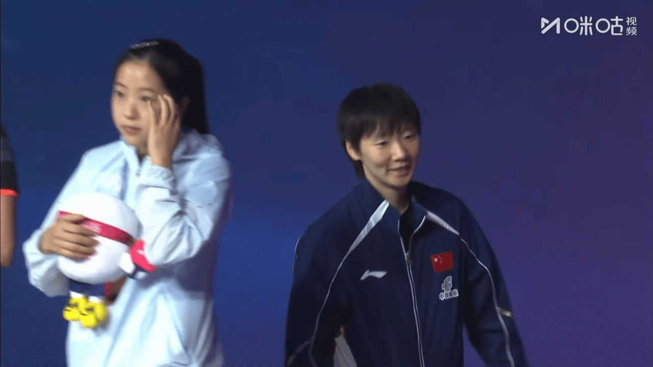 曼昱还是很开心的[赞]，曼昱虽然是亚军，但也同样优秀，看到她在颁奖现场满脸笑意