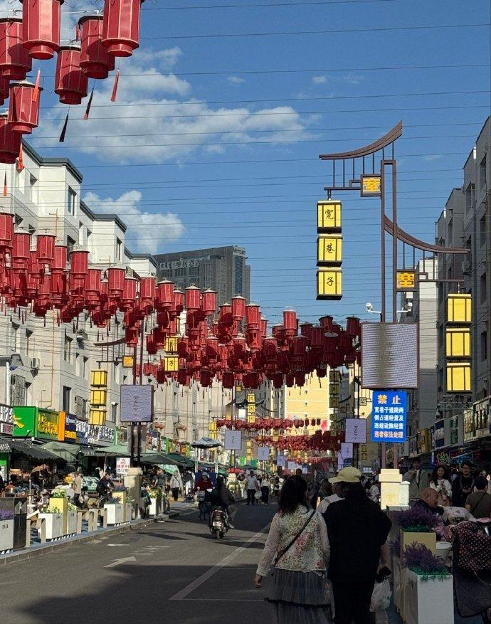 现在不管去哪旅游，看到的风景都差不多。经过十几年的大拆大建，每个城市都像复制粘贴