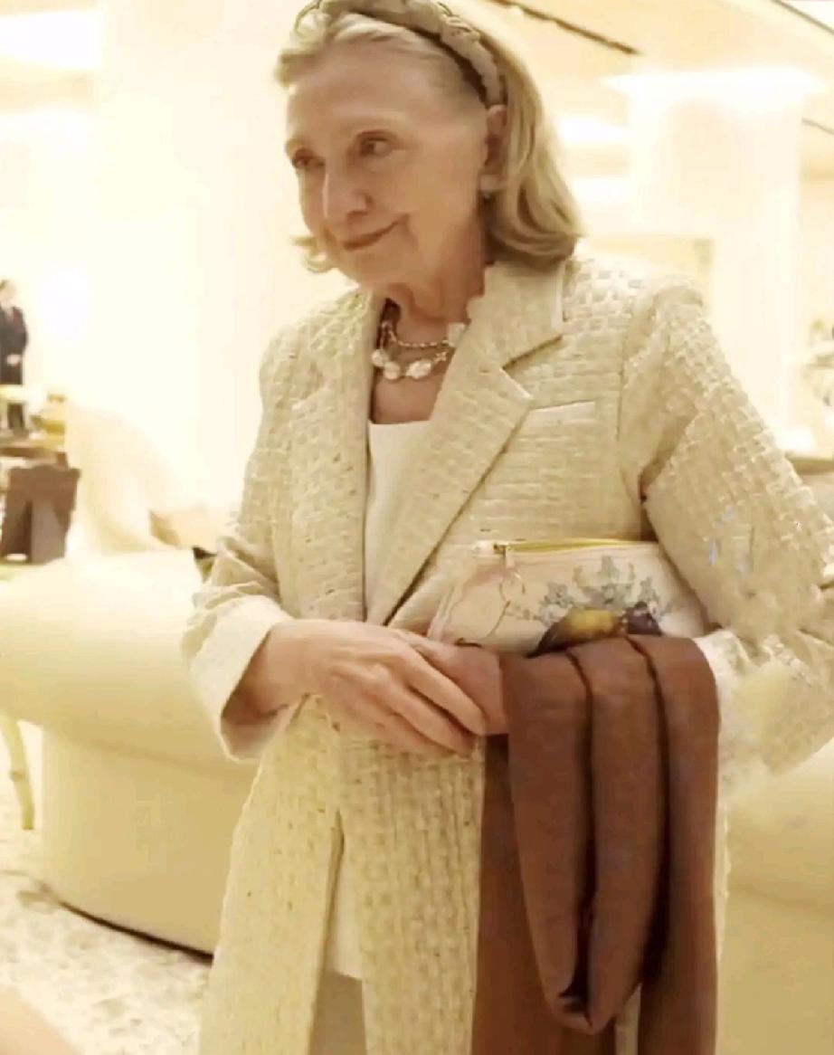 希拉里是个社交高手，也叫“社牛”。独自沉思的希拉里，有些苍老，毕竟已近耄耋之年