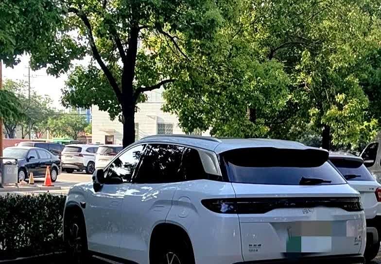 劝大家别买比亚迪新能源车[无奈吐舌]，买了过段时间就会后悔。我今年3月底提的