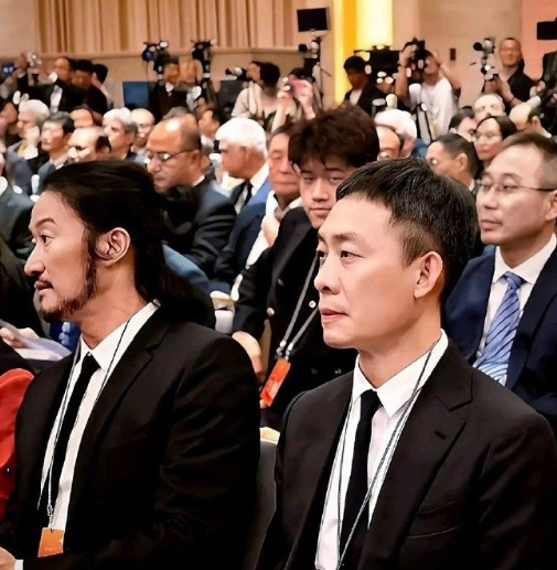 吴京这发型，一言难尽，我心中硬汉去哪里了？