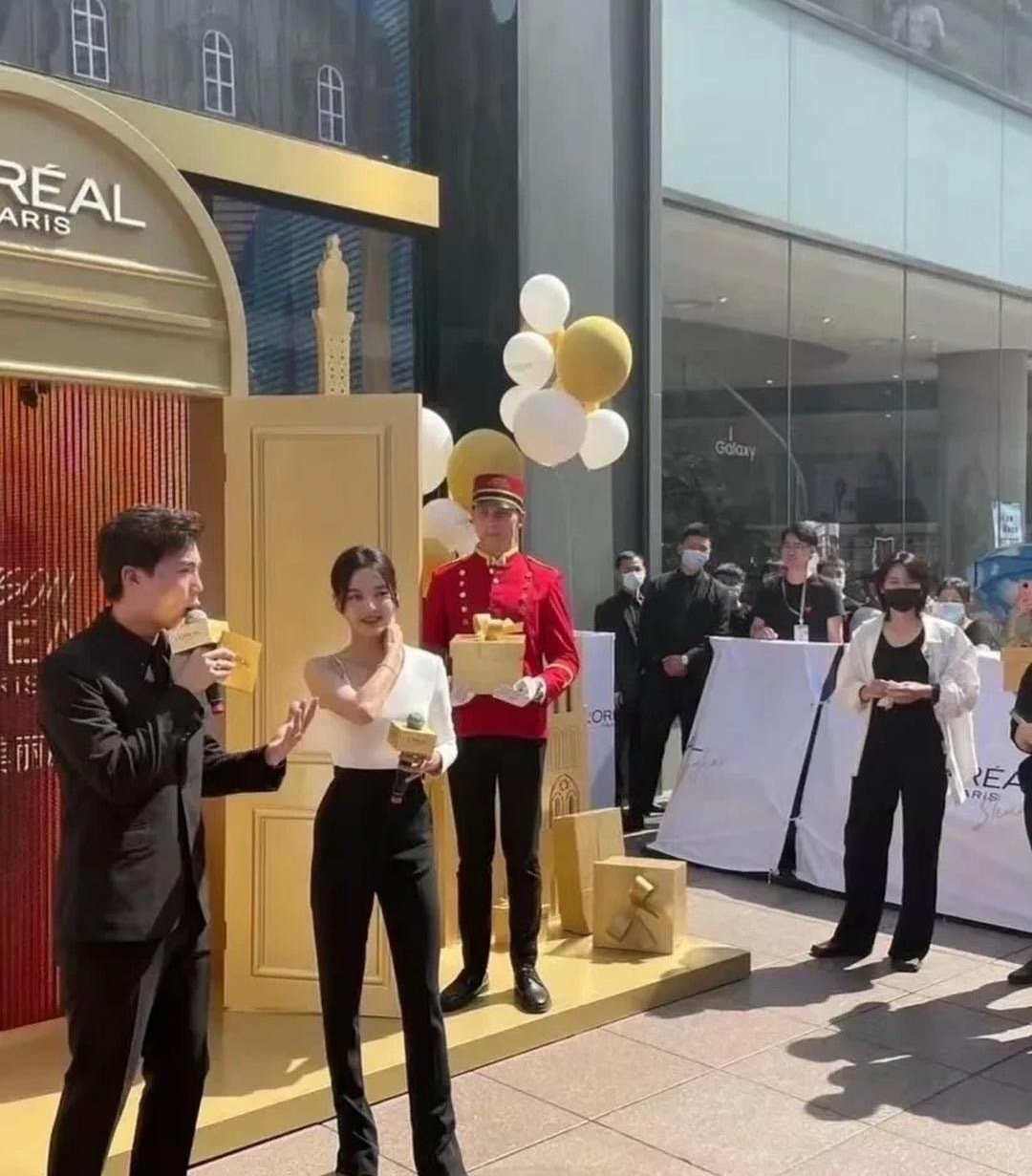 天呐，我一直⁠以为辛芷蕾‌‌体型挺﻿大﻿只‍‍的，⁠‌‏结果真‍人居‌﻿‏然这么‍‏‌瘦！​
