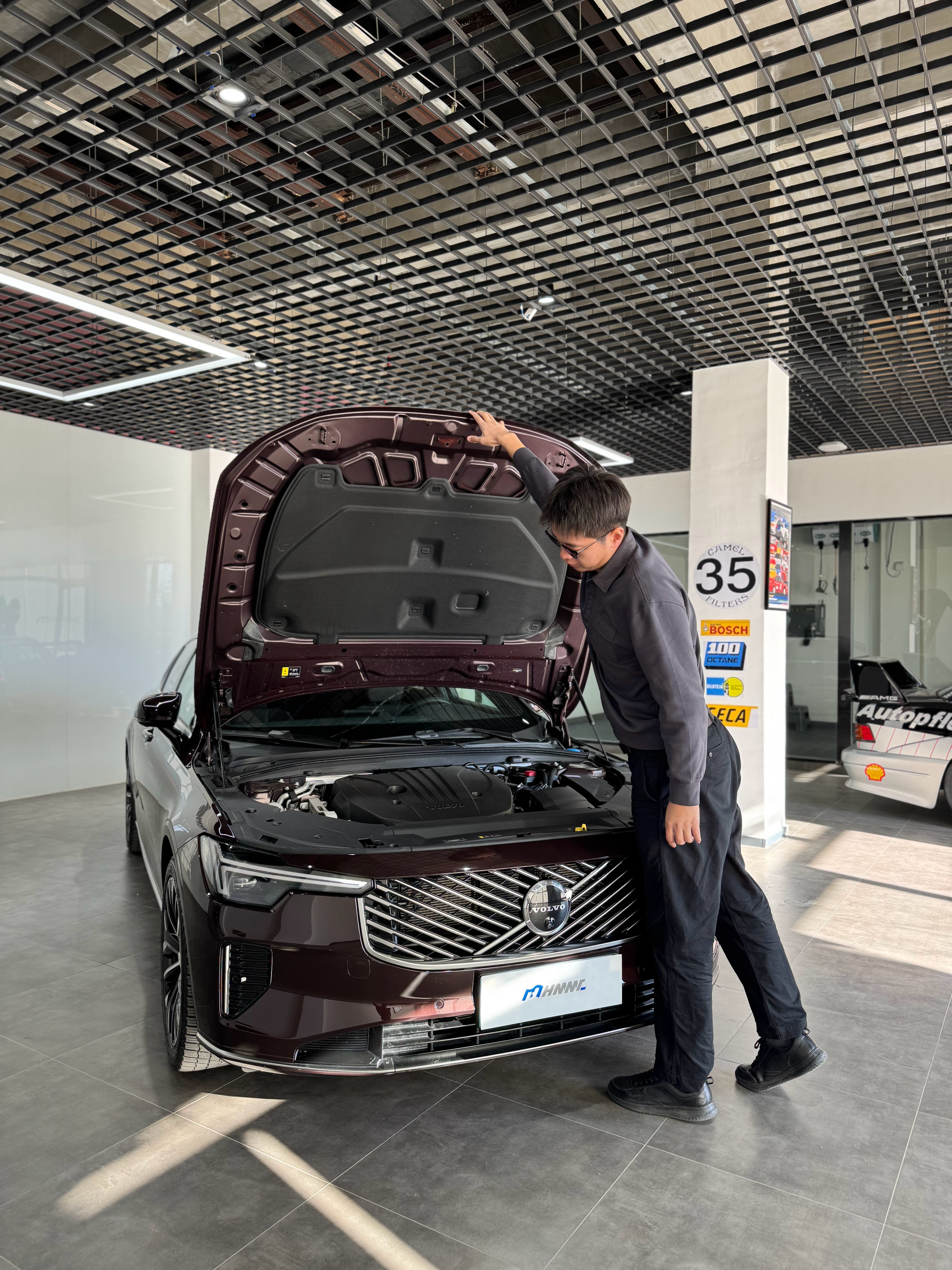 沃尔沃这个机盖适合3米的人用简单开了一下最新款S90智远豪华有几点体会：1.机