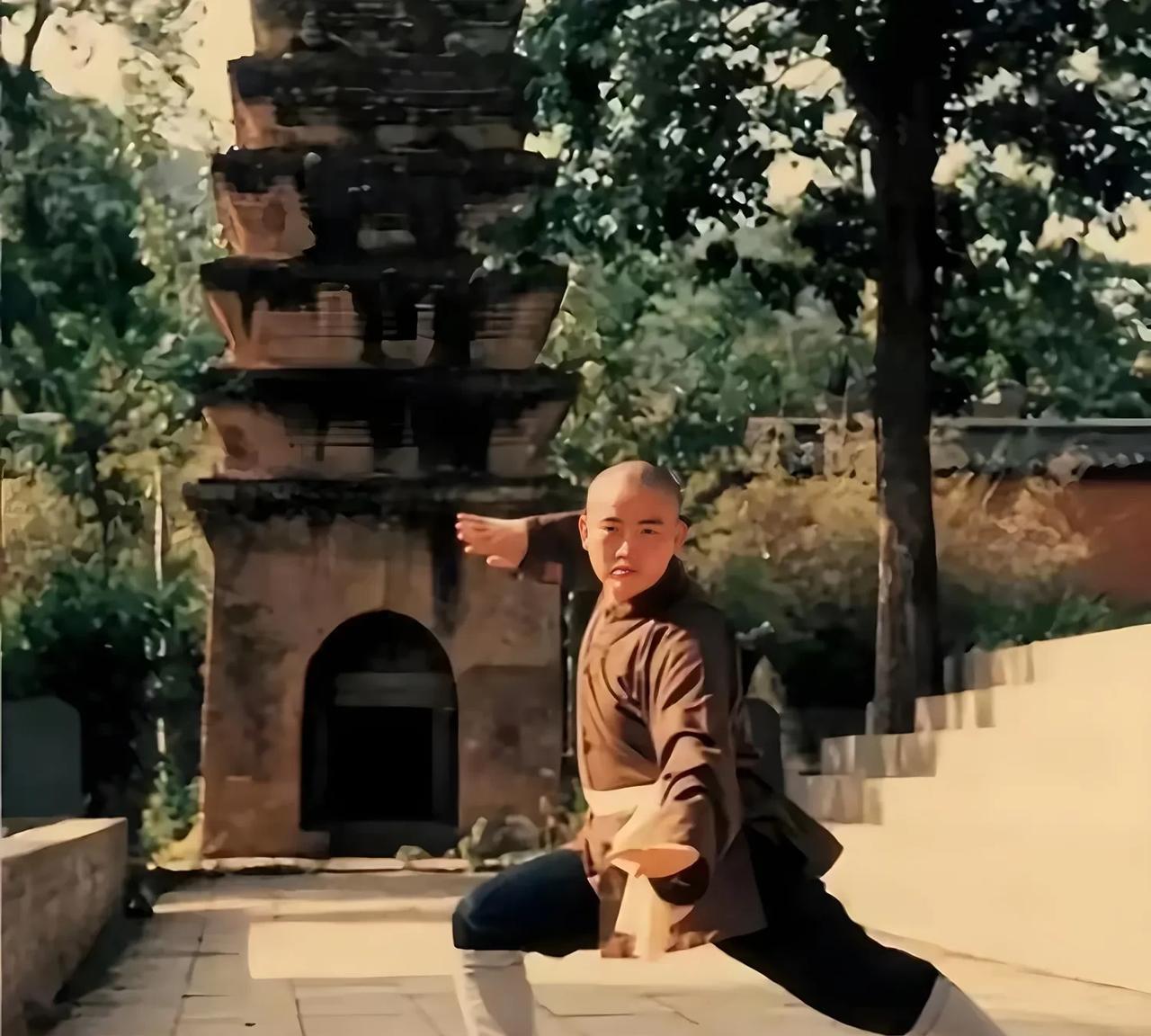 这是八十年代，释永信在少林佛塔前的练功照。此时的他还是个血气方刚，身体强壮的愣头