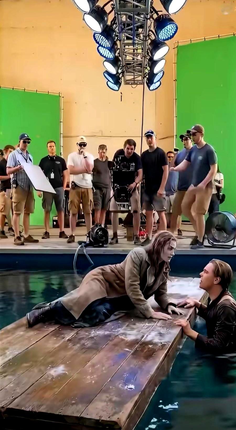 昨天又翻出《泰坦尼克号》看了遍，顺道瞅了眼拍摄幕后——哦豁，原来当年那些震撼镜头