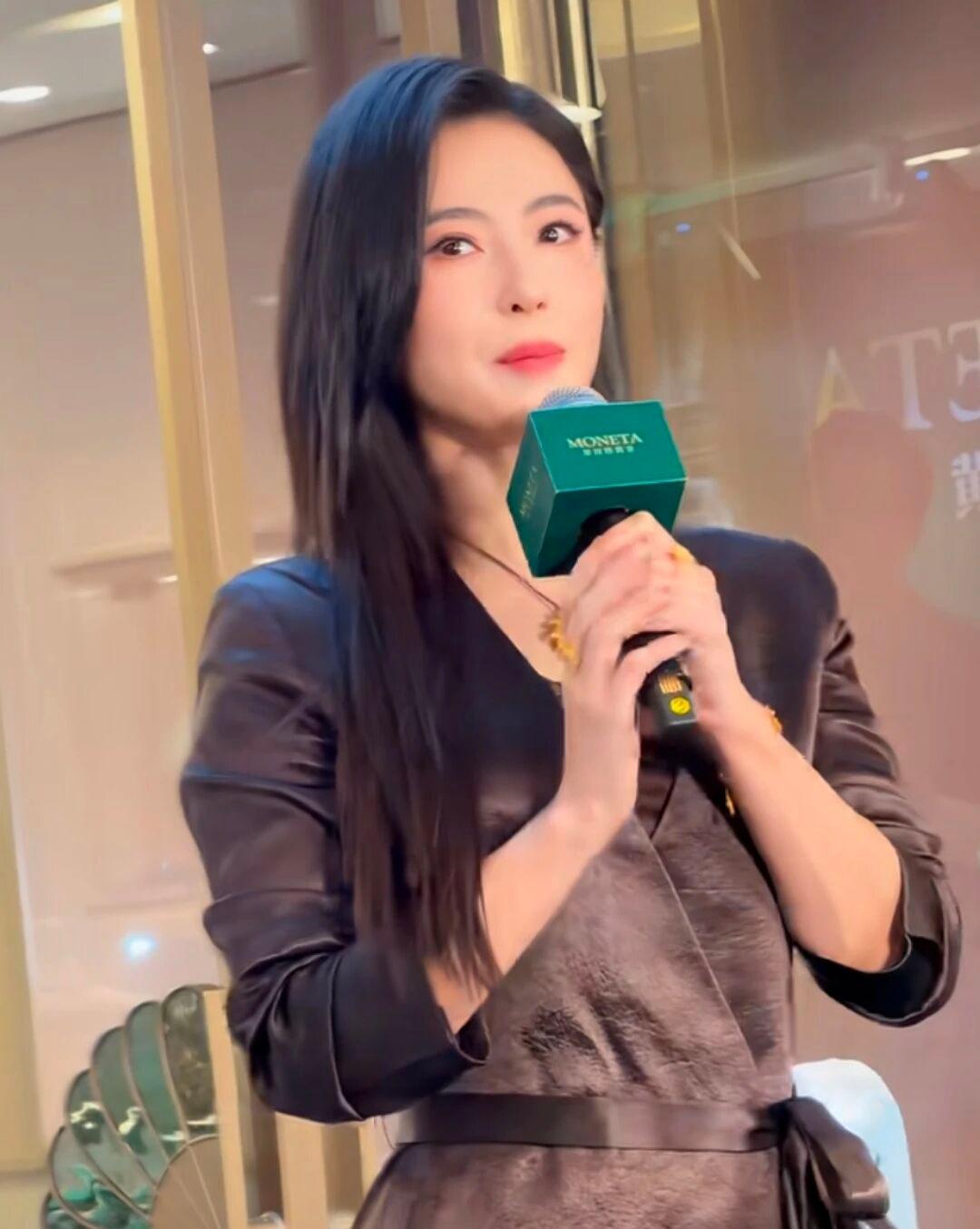 张柏芝活动状态惊艳众人张柏芝迎来近期首次公开活动，引发不少网友关注。穿搭简约低