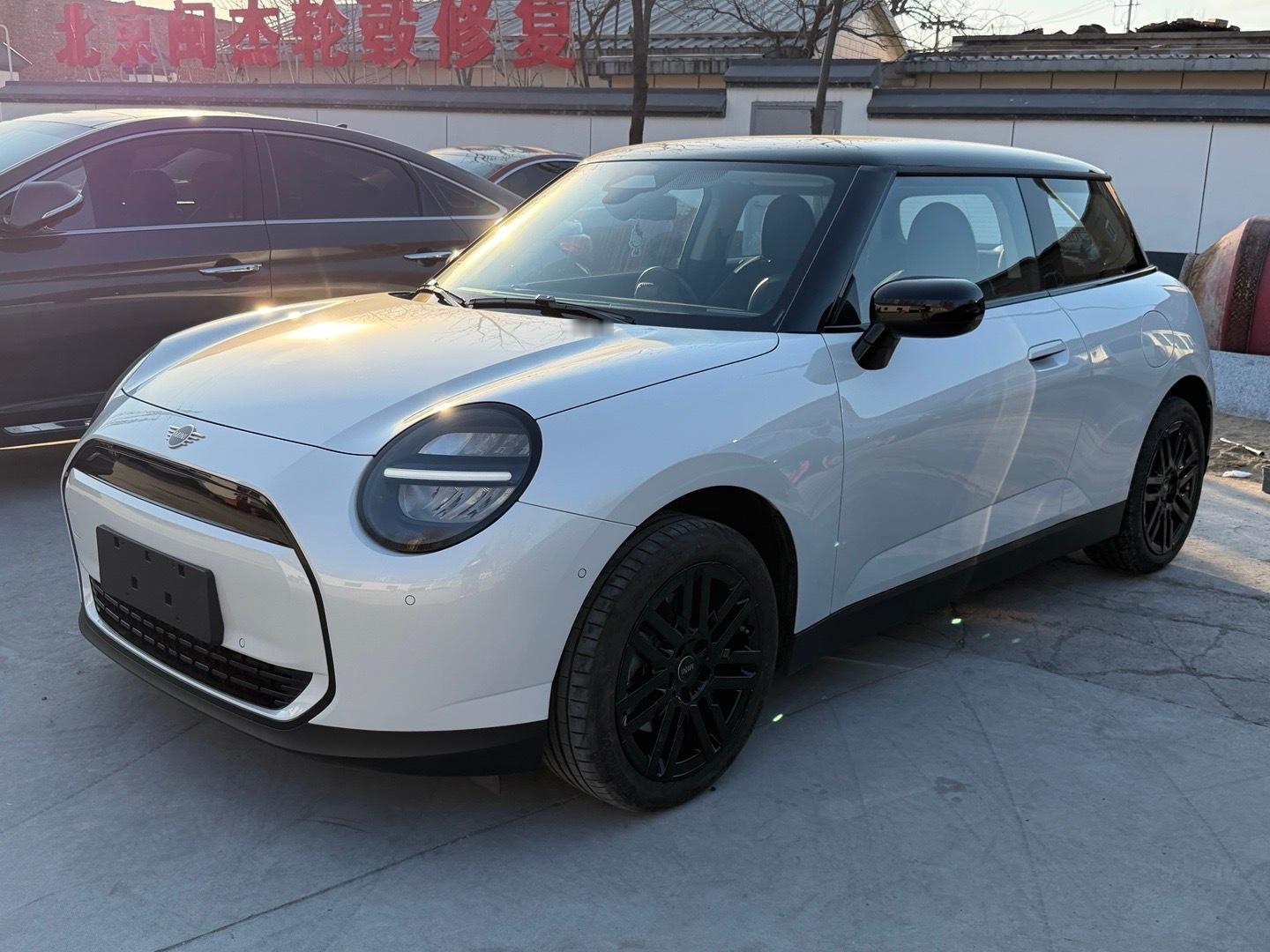 把我爽姐mini的轮子喷成黑颜色了，过两天把前嘴也黑化了～这样协调一些，最省钱的