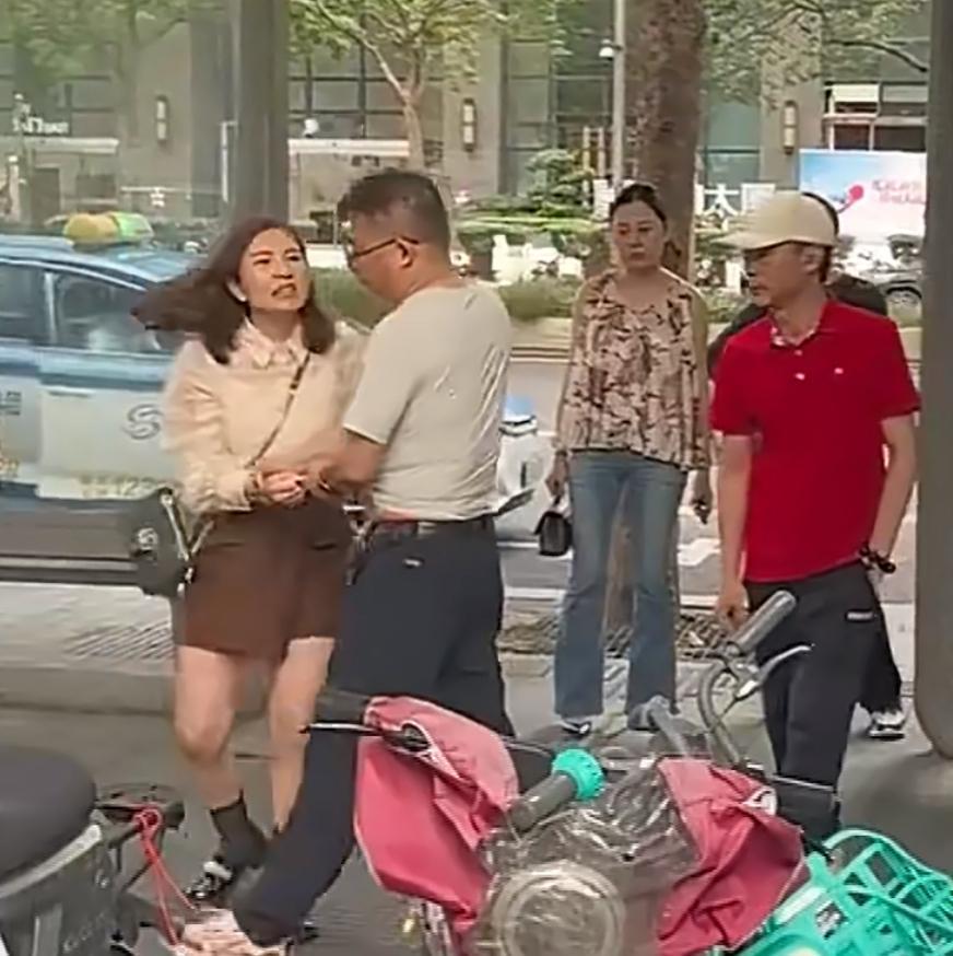 深圳公交车站，一被骗的女子找渣男要钱，声音撕心裂肺。听女方的意思，男方找她借了