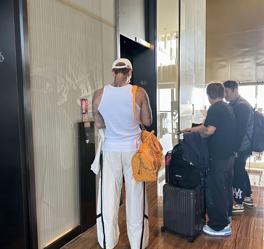 黄子韬胖成了巨人，婚姻和爱情对于黄子韬来说真是膨化剂，一下子胖了不少，好在个子高